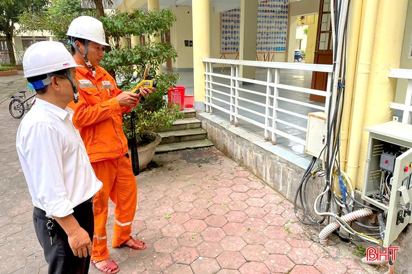 Điện lực Thành phố Hà Tĩnh kiểm tra hệ thống cấp điện tại điểm thi Trường THPT Chuyên Hà Tĩnh. bqbht_br_aaa.jpg