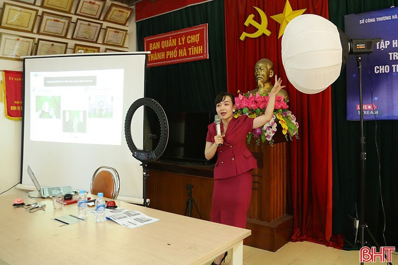 Sở Công thương phối hợp với UBND thành phố Hà Tĩnh tập huấn kỹ năng livestream bán hàng trên nền tảng thương mại điện tử cho tiểu thương các chợ vào ngày 22/4 vừa qua. img-0451.jpg
