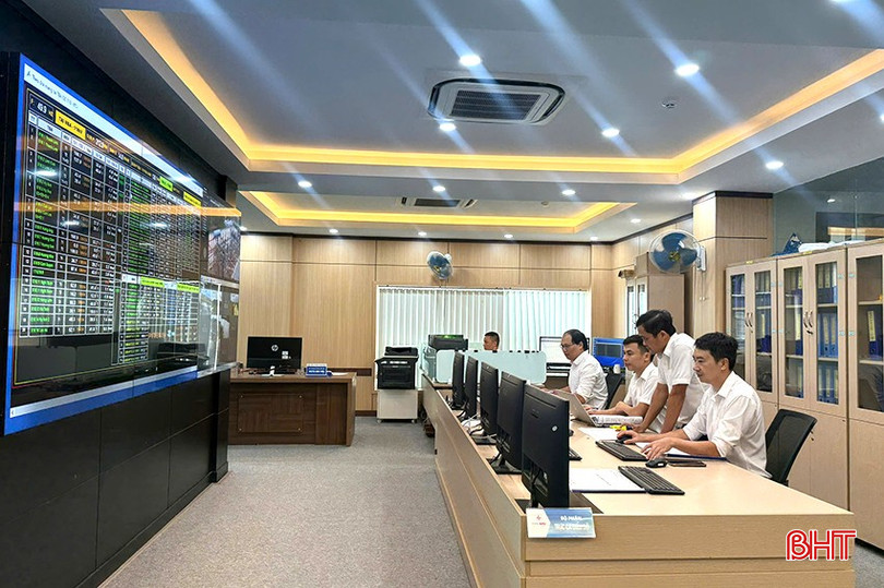Theo Phòng Điều độ (Công ty Điện lực Hà Tĩnh), tiêu thụ điện tăng cao trong những ngày nắng nóng đầu tháng 8, mức điện ghi nhận ngày cao nhất đạt 7,05 triệu kWh/ngày. bqbht_br_222226.jpg