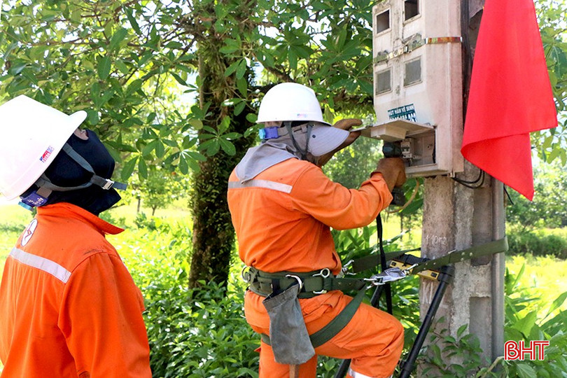 Công ty Điện lực Hà Tĩnh thường xuyên kiểm tra công tơ, hạ tầng lưới điện nhằm đảm bảo cấp điện an toàn, ổn định cho người dân. bqbht_br_22222.jpg