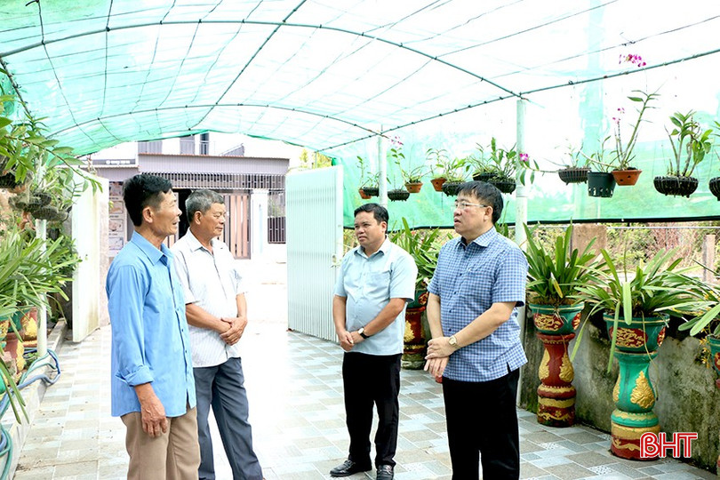 Bí thư Đảng uỷ xã Trần Hậu Tuấn thăm mô hình vườn mẫu, khu dân cư mẫu ở thôn Yên Khánh. Bí thư Đảng uỷ xã Trần Hậu Tuấn thăm mô hình vườn mẫu, khu dân cư mẫu ở thôn Yên Khánh.