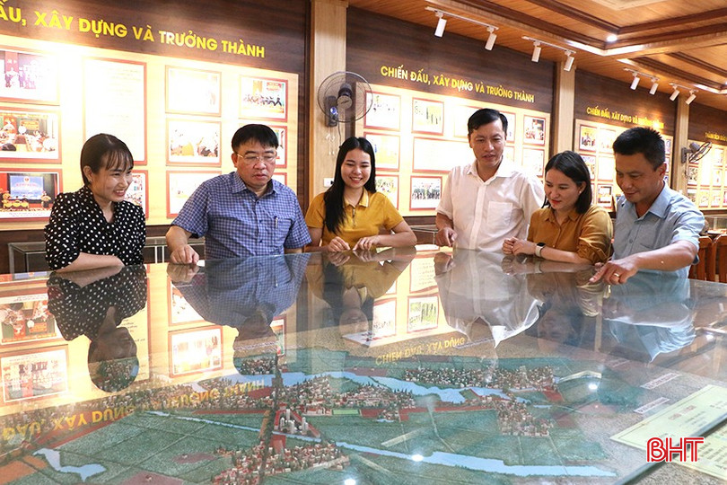 Cẩm Bình là địa phương duy nhất trên cả nước vinh dự đón nhận 4 danh hiệu anh hùng. Cẩm Bình là địa phương duy nhất trên cả nước vinh dự đón nhận 4 danh hiệu anh hùng.
