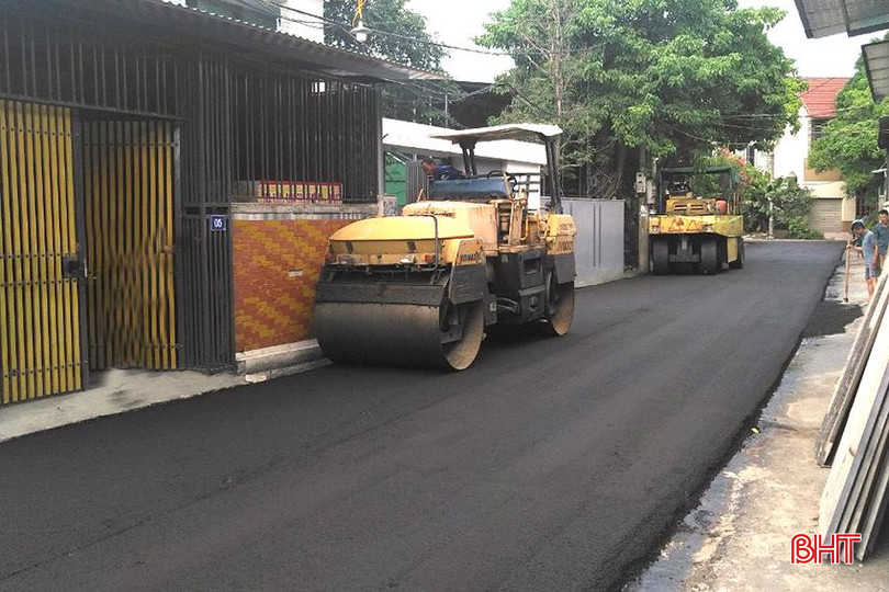 Thời tiết nắng ráo trong thời gian dài tạo điều kiện cho phường Nguyễn Du đẩy nhanh tiến độ thảm nhựa các tuyến đường giao thông. NDu2.jpg