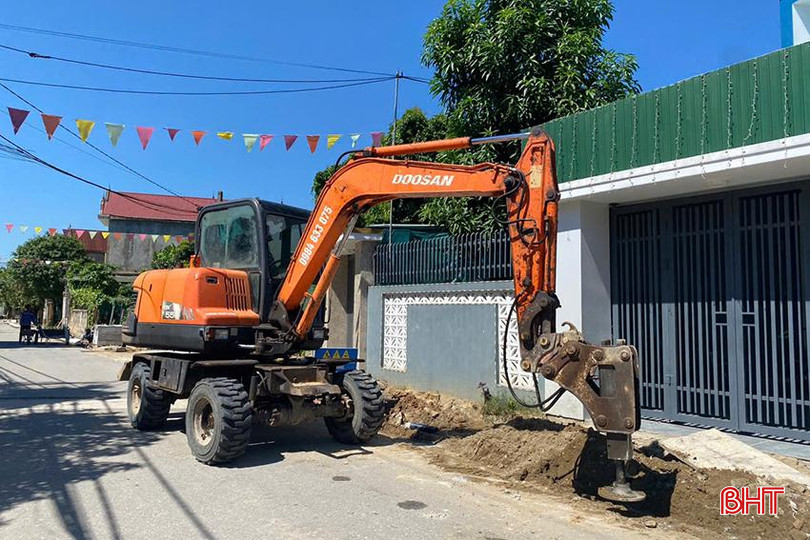 Tổ dân phố Linh Tiến (phường Thạch Linh) tổ chức làm vỉa hè, bó vỉa tuyến ngõ 247 đường Vũ Quang. TLinh1.jpg