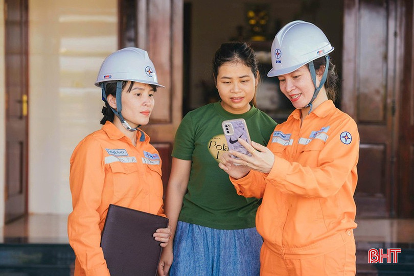 Nhân viên Công ty Điện lực Hà Tĩnh hướng dẫn khách hàng cài app chăm sóc khách hàng để tiện sử dụng các dịch vụ của ngành. bqbht_br_d2.jpg