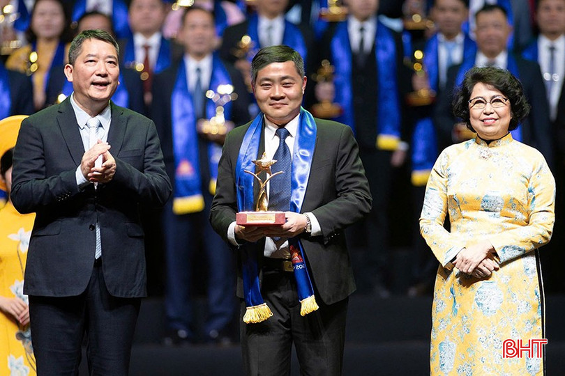 Giám đốc Công ty TNHH KC Hà Tĩnh nhận giải thưởng Sao Vàng đất Việt năm 2024. bqbht_br_z6166645645055-a08cd1317d412b2359de229d97478f27.jpg