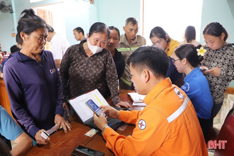 Nhiều người dân cài đặt app chăm sóc khách hàng của ngành điện để kiểm soát điện năng sử dụng của gia đình. 1-1.jpg