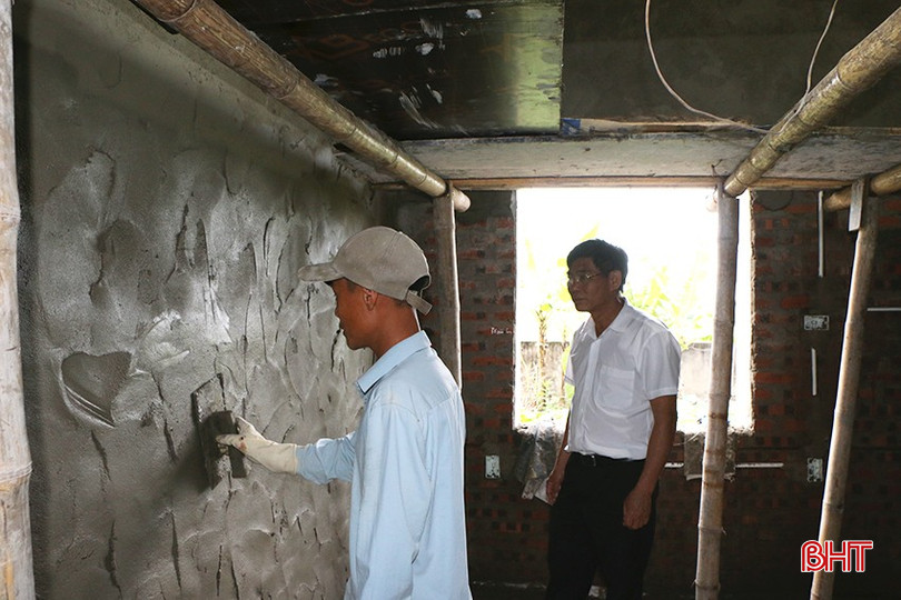 Để đảm bảo tiến độ, cán bộ phường Thạch Hạ thường xuyên có mặt để giám sát, đốc thúc công tác thi công. bqbht_br_c.jpg