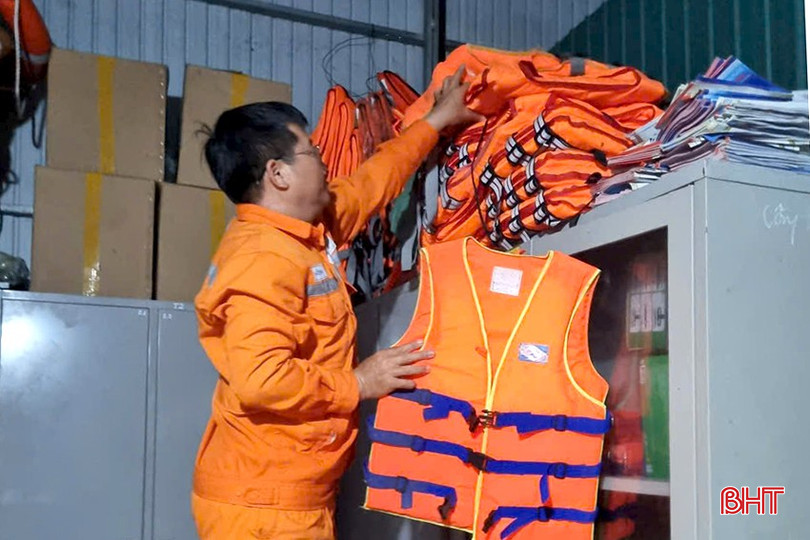 Đội quản lý Điện lực khu vực Kỳ Anh kiểm tra trang thiết bị, sẵn sàng xử lý sự cố do mưa lớn. bqbht_br_1.jpg