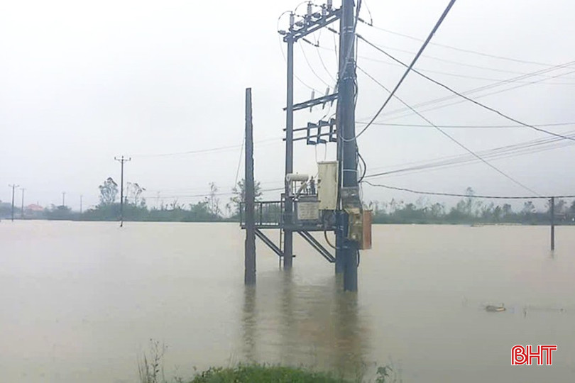 Nước dâng cao tại một số vị trí trạm biến áp trên địa bàn xã Kỳ Anh. bqbht_br_2.jpg