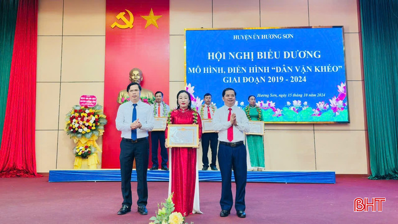 Chị Phan Thị Thủy được huyện vinh danh điển hình trong công tác dân vận khéo giai đoạn 2019 - 2024. bqbht_br_z6003902716051-d704670bd09136feb95dfffffe8b3e0c.jpg