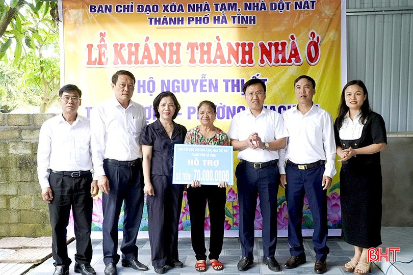 Phó Bí thư Thường trực Thành ủy Nguyễn Hùng Cường dự lễ khánh thành nhà ở của gia đình bà Nguyễn Thị Ất, ở giáo xứ An Nhiên (phường Thạch Hạ), là hộ nghèo đơn thân. bqbht_br_nha1.jpg