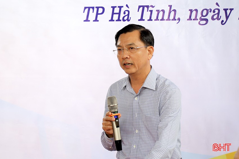 Bí thư Thành ủy Trần Việt Hà ghi nhận và biểu dương sự nỗ lực của cấp ủy, chính quyền, các ban, ngành, đoàn thể, cơ quan, đơn vị trong việc thực hiện chương trình xóa nhà tạm, nhà dột nát. bqbht_br_nh4.jpg