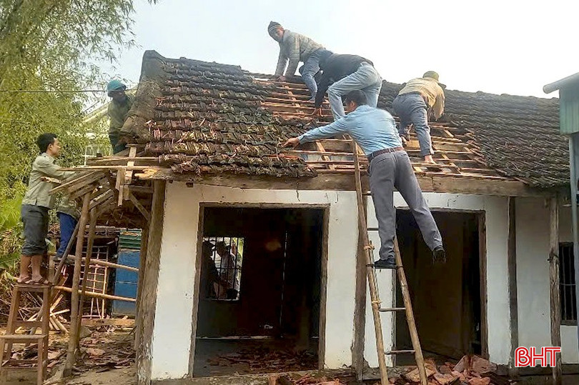 Người dân cùng chung tay hỗ trợ ngày công giúp các gia đình thuộc hộ nghèo ở phường Văn Yên tháo dỡ nhà cũ, xây dựng nhà mới. bqbht_br_z6469518719522-a2f8ddc7418b602787786e3d0f69c738.jpg