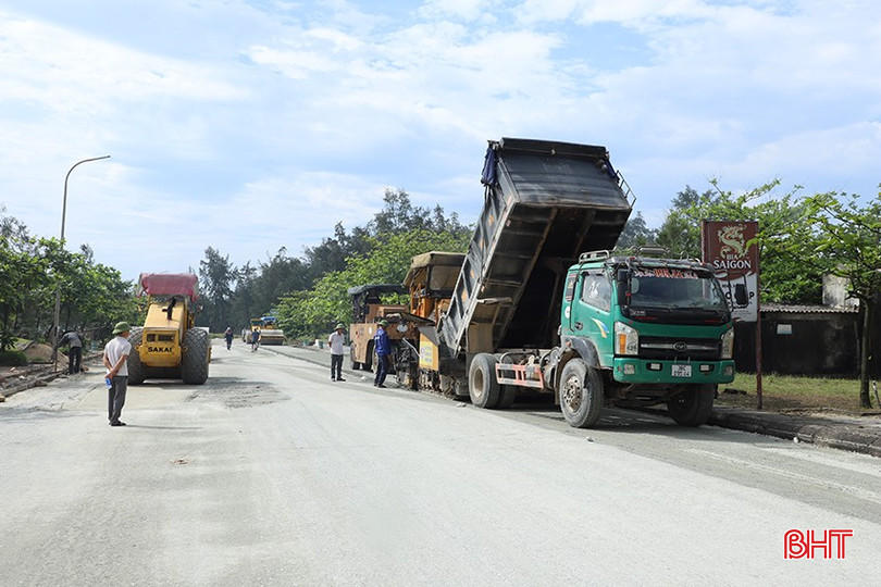 Thời tiết thuận lợi, đơn vị thi công đẩy nhanh tiến độ hoàn thành thảm nhựa nóng tuyến đường bãi biển để kịp dịp khai trương. bqbht_br_6.jpg