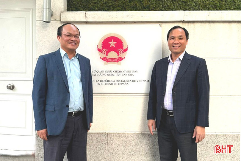 Bí thư Tỉnh ủy Hoàng Trung Dũng chụp ảnh lưu niệm với Đại sứ đặc mệnh toàn quyền Việt Nam Đoàn Thanh Song tại Tây Ban Nha. z5871640360762_dd6181299b9bfd1b62b6b9a4219a786e.jpg
