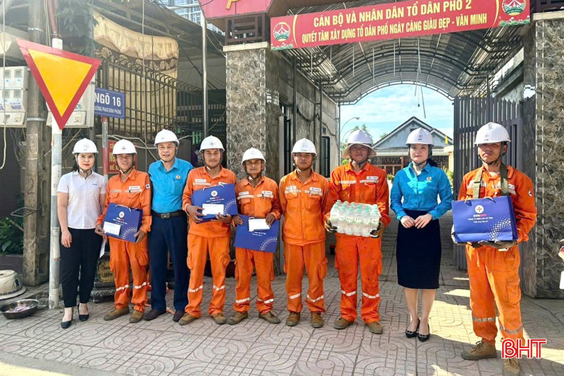 Ông Nguyễn Tiến Long – Chủ tịch Công đoàn công ty cùng các thành viên đoàn công tác thăm hỏi, tặng quà cho công nhân, người lao động Điện lực Hương Khê bqbht_br_4.jpg
