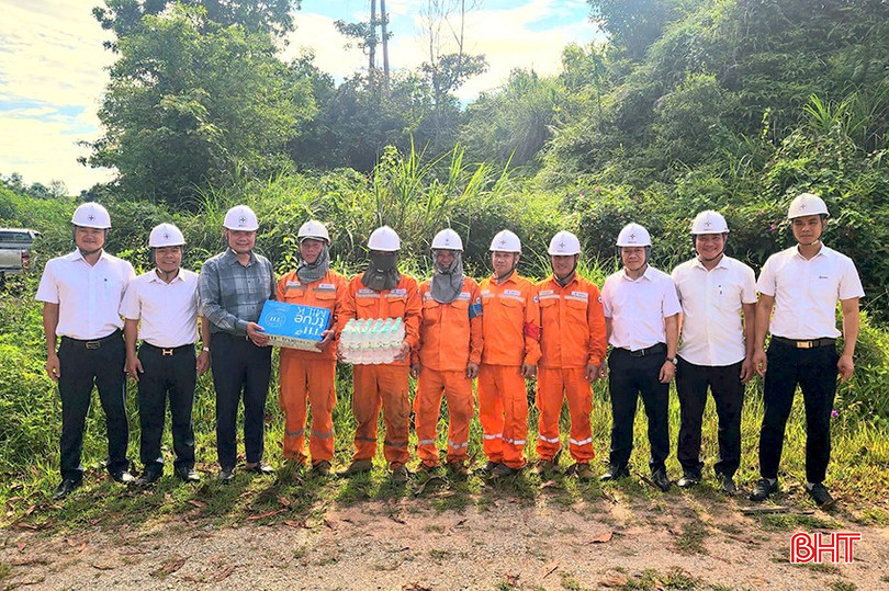 Ông Nguyễn Duy Thắng Thắng - Phó Giám đốc công ty thăm hỏi, tặng quà cho công nhân, người lao động Điện lực Vũ Quang. bqbht_br_3.jpg