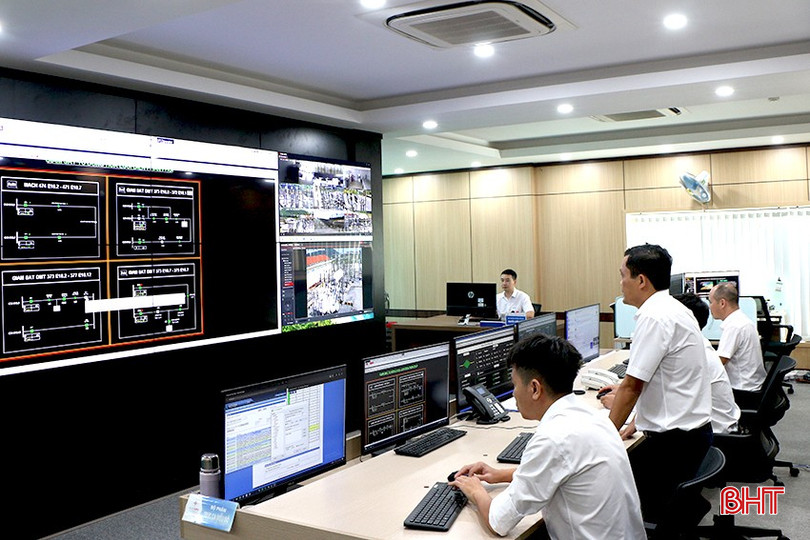 Không kể ngày lễ, trong mùa mưa bão, Phòng Điều độ Công ty Điện lực luôn bố trí trực 24/24h. bqbht_br_7.jpg