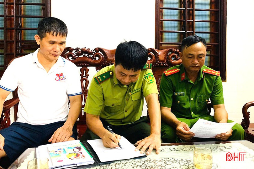 Lực lượng chức năng tổ chức ký cam kết đến các hộ kinh doanh, đơn vị thực hiện nghiêm pháp luật về lĩnh vực lâm nghiệp. 234.jpg