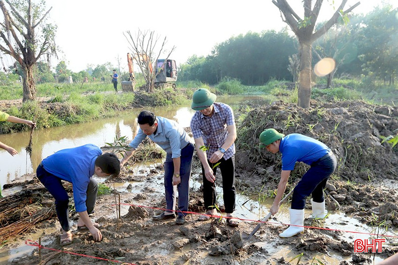 TP Hà Tĩnh huy động các lực lượng ra quân trồng cây, cải tạo vùng sinh thái. Trong ảnh: Ủy ban MTTQ, cấp ủy, chính quyền, đoàn thể hưởng ứng ra quân trồng cây "Vì một thành phố xanh" ở khu vực sông Đông (phường Thạch Linh). tp1-4154.jpg
