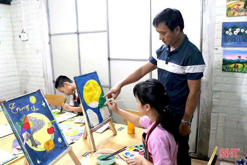 Thầy Lê Quốc Hùng - Trưởng khoa Nghệ thuật (Trường Cao đẳng Nguyễn Du) là người đã bồi dưỡng, tiếp thêm động lực để Thảo Chi theo đuổi ước mơ. bqbht_br_3bbb.jpg
