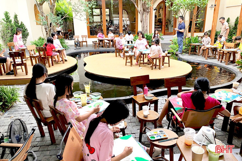 Từ khi tham gia học lớp vẽ, Thảo Chi có điều kiện để giao lưu và học hỏi nhiều hơn. bqbht_br_5.jpg