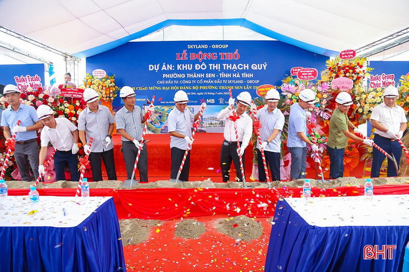 Đại biểu và nhà đầu tư tiến hành nghi thức động thổ khởi công xây dựng dự án. bqbht_br_img-5437.jpg