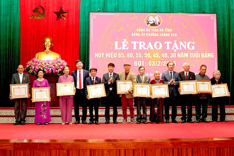Thường trực Đảng uỷ phường Thành Sen trao Huy hiệu 55 tuổi Đảng cho các đảng viên.