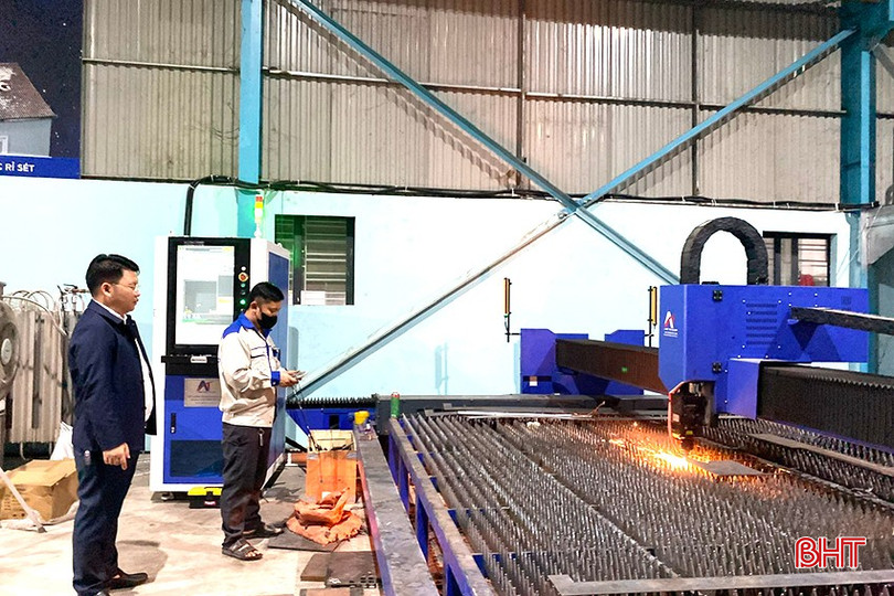 Compania de Construcții și Comerț Thang Thinh Limited (satul 10, comuna Cam Xuyen) a investit în 2 utilaje noi cu o valoare totală de peste 6 miliarde VND pentru a deservi construcții metalice cu tehnici moderne. bqbht_br_1.jpg