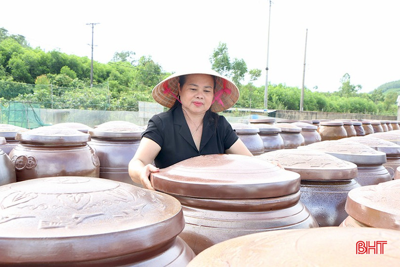 Cooperativa de Achiziționare și Prelucrare a Fructelor de Mare Phu Khuong (comuna Ky Xuan) s-a impus pe piață cu produsele sale tradiționale din sos de pește cu hamsii. bqbht_br_6.jpg