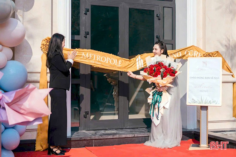 Chị Phan Vân Anh (CEO Mậm Spa) nhận căn hộ của mình tại D’Metropole. bqbht_br_8.jpg