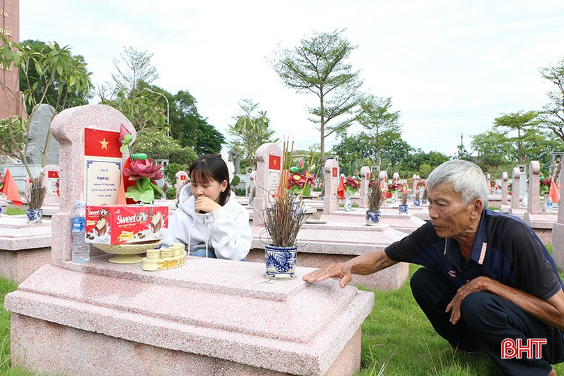Ông Phan Văn Quang (phường Thành Sen) xúc động bên phần mộ bố của mình. bqbht_br_5.jpg