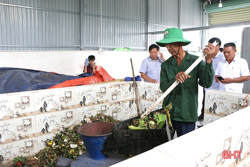 Mỗi ngày, ông Lê Văn Bình thu gom khoảng 70 kg rác từ chợ về xử lý thành phân hữu cơ. bqbht_br_ql.jpg