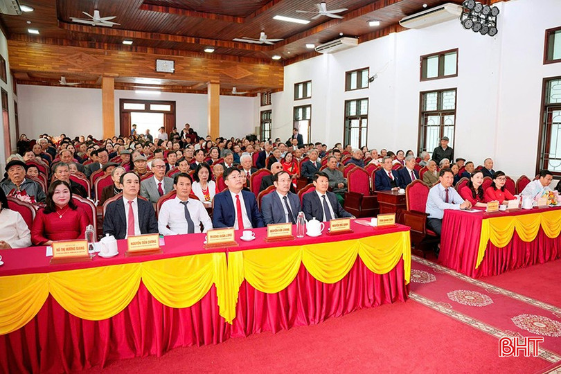 Đại biểu dự lễ trao Huy hiệu Đảng cho đảng viên.