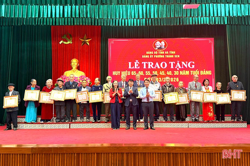 Bí thư Đảng ủy - Chủ tịch HĐND phường Thành Sen Trần Quang Tuấn; Phó Trưởng ban Thường trực Ban Tổ chức Tỉnh uỷ Nguyễn Như Dũng, Phó Trưởng ban Tuyên giáo và Dân vận Tỉnh ủy Đặng Thị Quỳnh Diệp trao huy hiệu 60 năm tuổi Đảng cho 22 đảng viên...