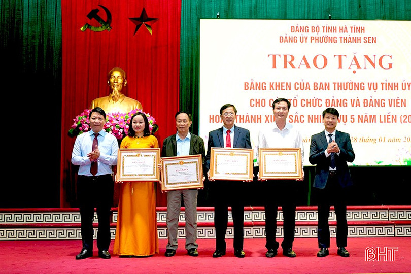 Đại biểu trao bằng khen của Ban Thường vụ Tỉnh ủy cho 2 tổ chức đảng và 2 đảng viên có thành tích xuất sắc trong 5 năm liền, giai đoạn 2021 - 2025.