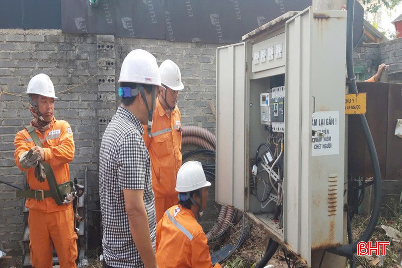 Công nhân Đội QLĐLKV Thành Sen tiến hành kiểm tra và thay thế các thiết bị đóng cắt tại tủ 0,4 kV tại TBA Trung tâm Văn hóa - Điện ảnh và xúc tiến du lịch tỉnh. bqbht_br_ggg.jpg