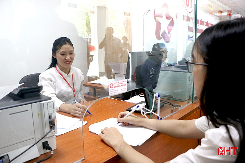 Chị Hồ Thị Thảo - Chuyên viên Trung tâm Phục vụ hành chính công phường tiếp nhận, xử lý hồ sơ kịp thời cho công dân. bqbht_br_hc2.jpg