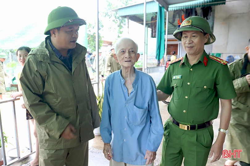 Toàn huyện có 29 hộ dân phải di dời để tránh sạt lở, trong đó xã Sơn Kim 1 (28 hộ), xã Sơn Hồng (1 hộ). Trong ảnh: Chủ tịch Ủy ban MTTQ tỉnh Trần Nhật Tân động viên người dân thôn 4, xã Sơn Giang. IMG_3640.JPG