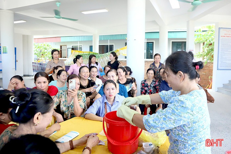 Hội LHPN thành phố hướng dẫn hội viên thực hành sản xuất phân hữu cơ bằng vi sinh bản địa IMO. tp2-2549.jpg