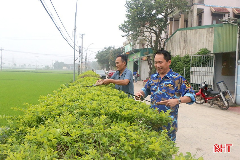 Bí thư Chi bộ TDP 4 Nguyễn Thanh Quang cùng bà con ra quân chỉnh trang hàng rào xanh, dọn vệ sinh môi trường vào ngày thứ 7 hằng tuần. bqbht_br_5.jpg
