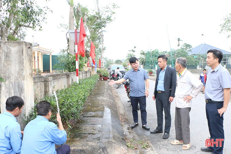 Liderii Comitetului Popular al comunei Thach Khe și ai Societății pe Acțiuni de Alimentare cu Apă Ha Tinh inspectează procesul de alimentare cu apă a locuitorilor. bqbht_br_nuoc-2.jpg
