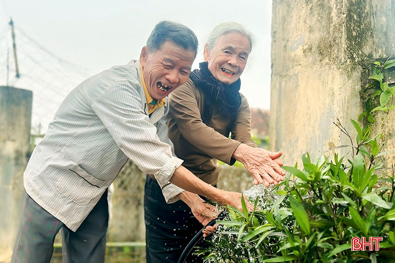 Locuitorii din Thach Khe sunt încântați să primească afluxul de apă curată. bqbht_br_nuoc4.jpg