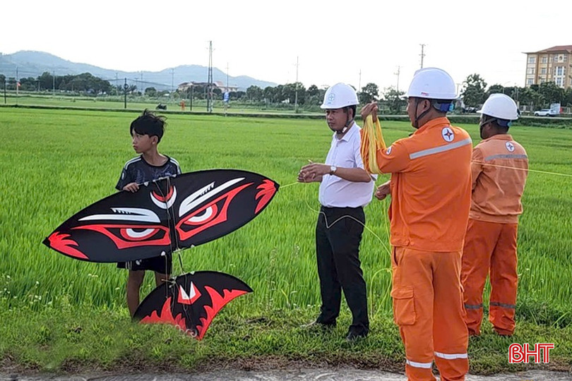 Cán bộ điện lực thường xuyên kiểm tra, giám sát để kịp thời xử lý vi phạm hành lang an toàn lưới điện. bqbht_br_1.jpg