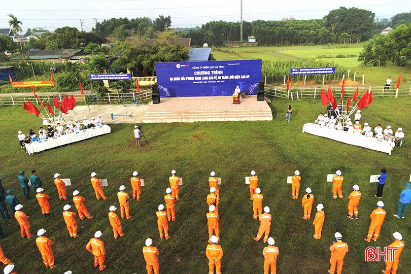 Công ty Điện lực Hà Tĩnh tổ chức chương trình ra quân giải phóng hành lang bảo vệ an toàn lưới điện cao áp vào tháng 4/2025. bqbht_br_3.jpg