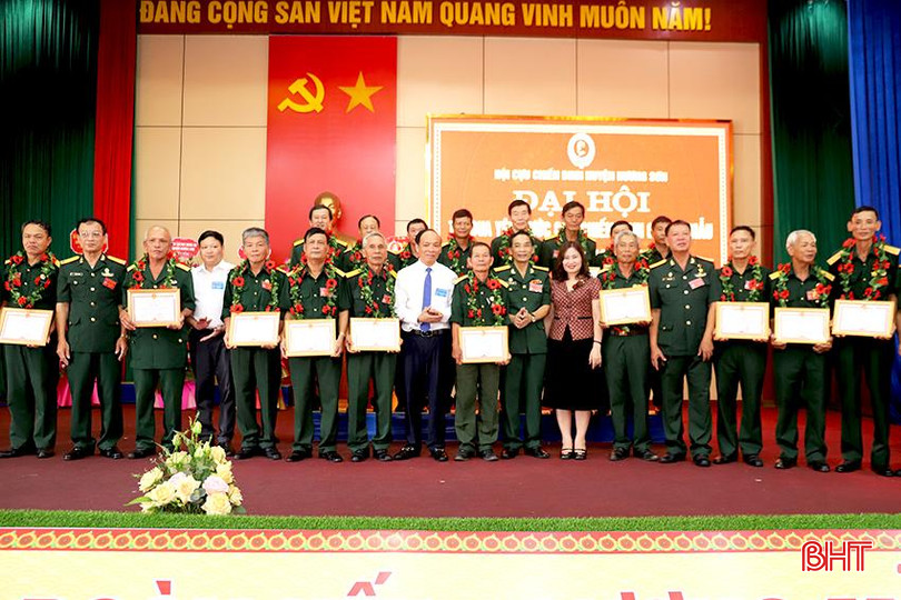 Khen thưởng 13 tập thể và 10 cá nhân đạt thành tích xuất sắc IMG_9346 (1).JPG