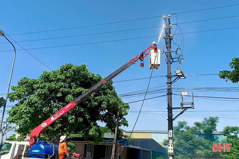 Công ty Điện lực Hà Tĩnh đã chỉ đạo các đơn vị tiến hành tổng kiểm tra hệ thống lưới điện, tập trung vào các trạm biến áp và đường dây trung, hạ thế cấp điện trực tiếp cho các điểm thi. bqbht_br_d1.jpg