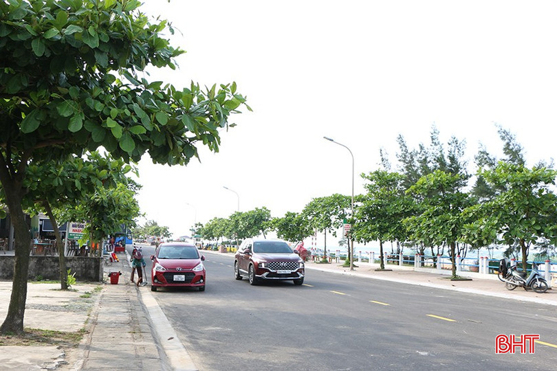 Tuyến đường bao quanh bờ biển được nâng cấp khang trang, sạch đẹp và phủ bóng cây xanh. bqbht_br_img-0151.jpg