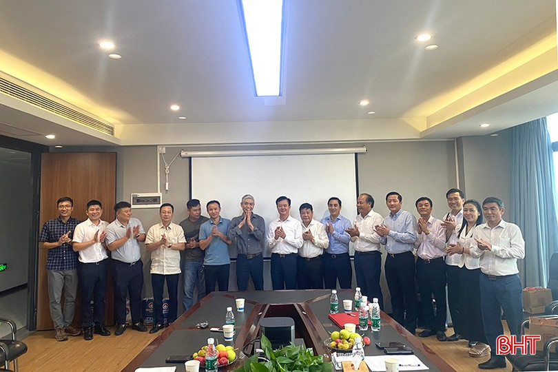 Phó Chủ tịch UBND tỉnh Trần Báu Hà cùng đoàn chụp ảnh lưu niệm với lãnh đạo Công ty TNHH Công nghệ bảo vệ môi trường Hồ Nam Tengchi. 9071436d60b0c6ee9fa1.jpg